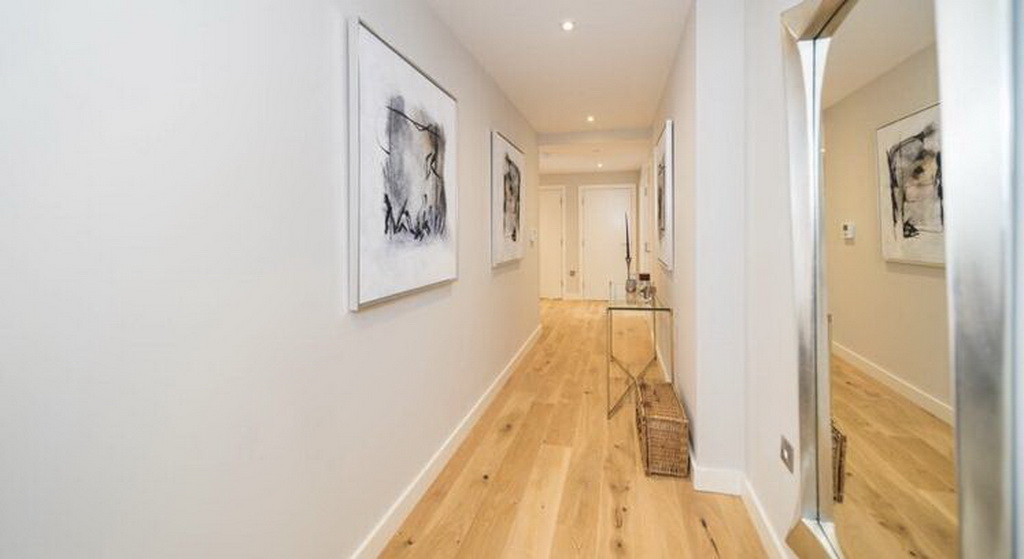 Трехкомнатная квартира на сутки на Киселева, 10 в Минске коридор