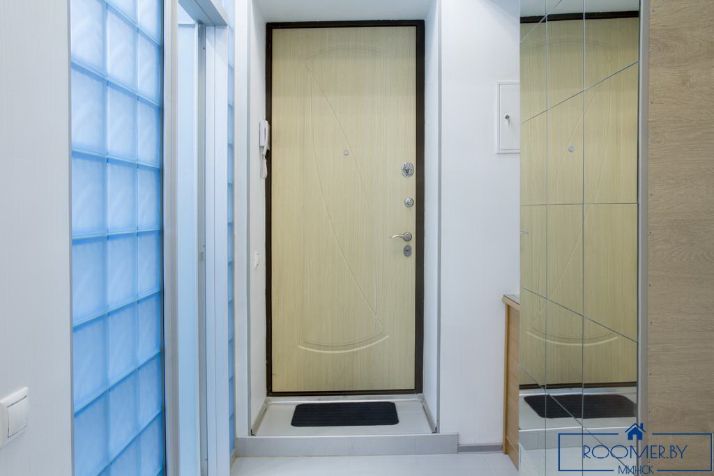 Квартира на сутки в Минске возле метро Немига прихожая