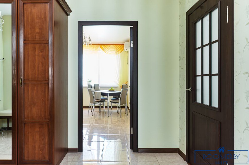 Двухкомнатная квартира в Минске на сутки Энгельса прихожая