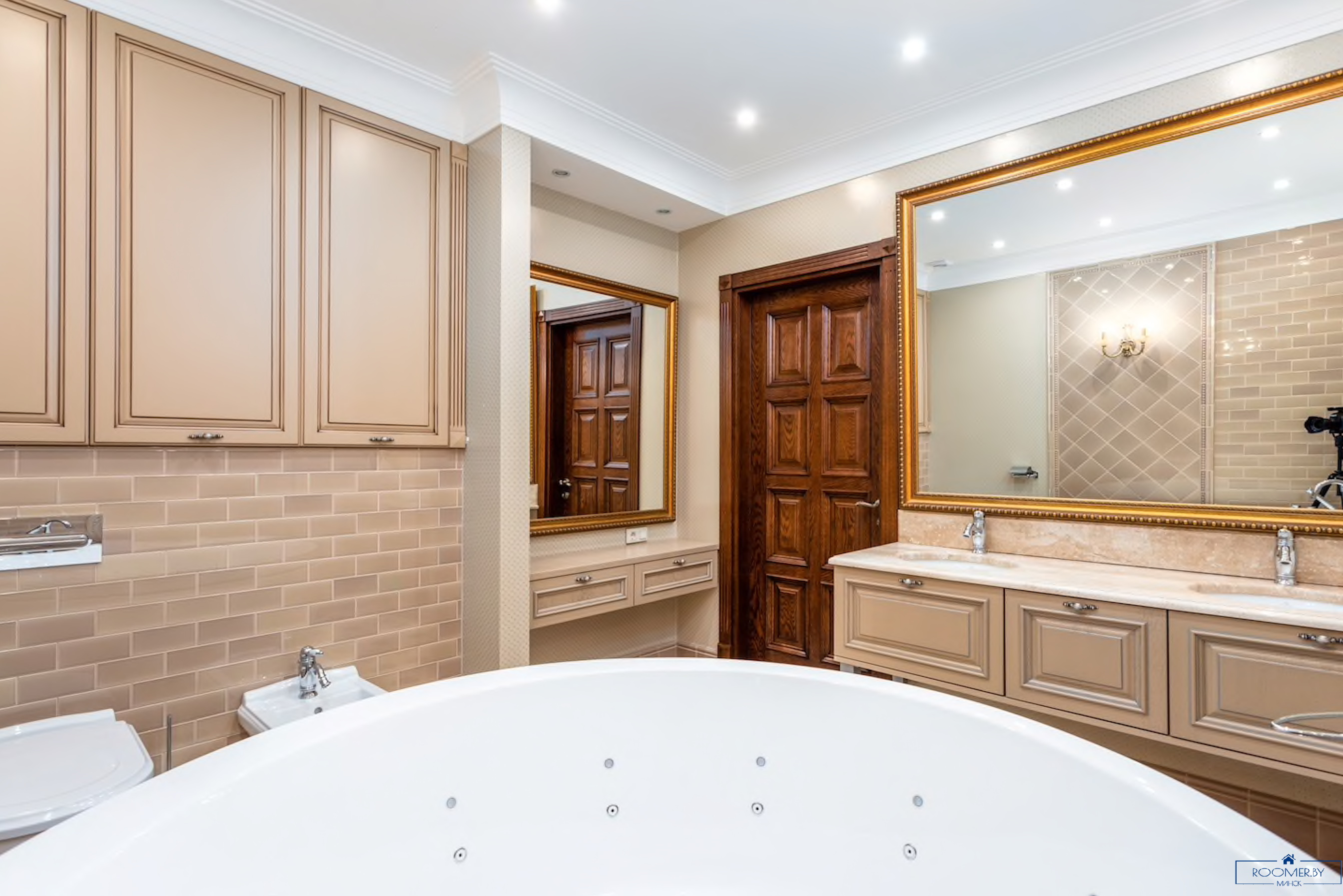 Пятикомнатная квартира на сутки Минск проспект Независимости, 23 ванна