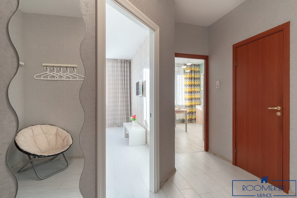 Квартира на сутки в Минске возле метро Купаловская прихожая