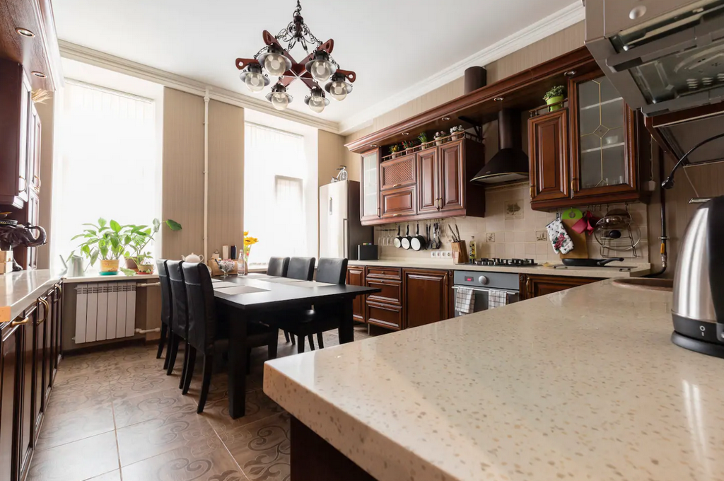 Четырехкомнатная квартира на сутки в Минске кухня