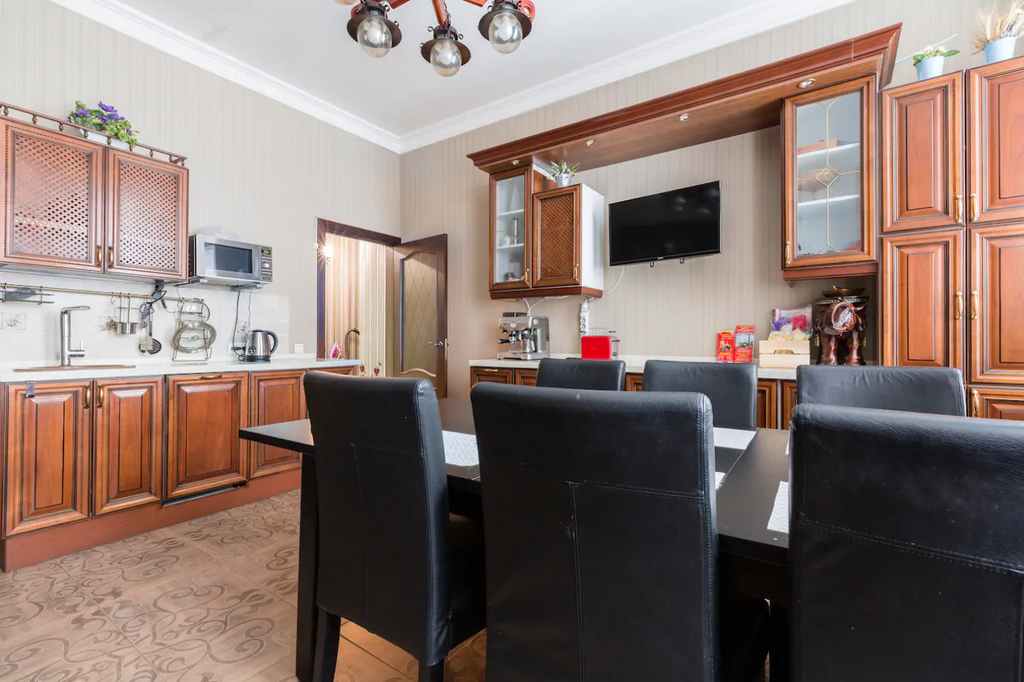 Четырехкомнатная квартира на сутки в Минске кухня