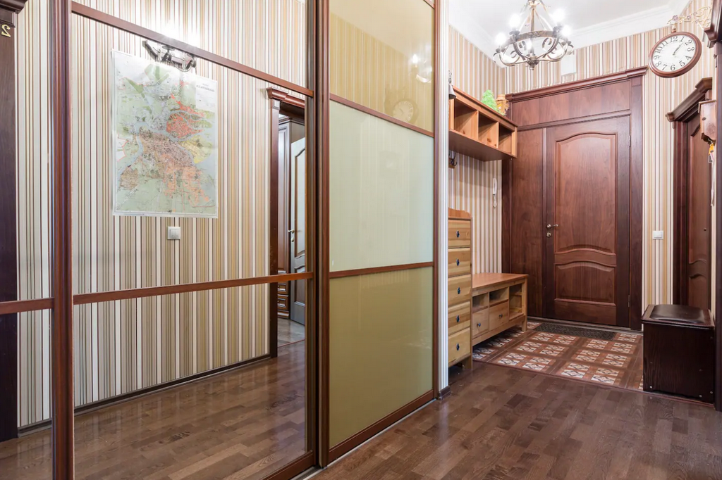 Четырехкомнатная квартира на сутки в Минске прихожая