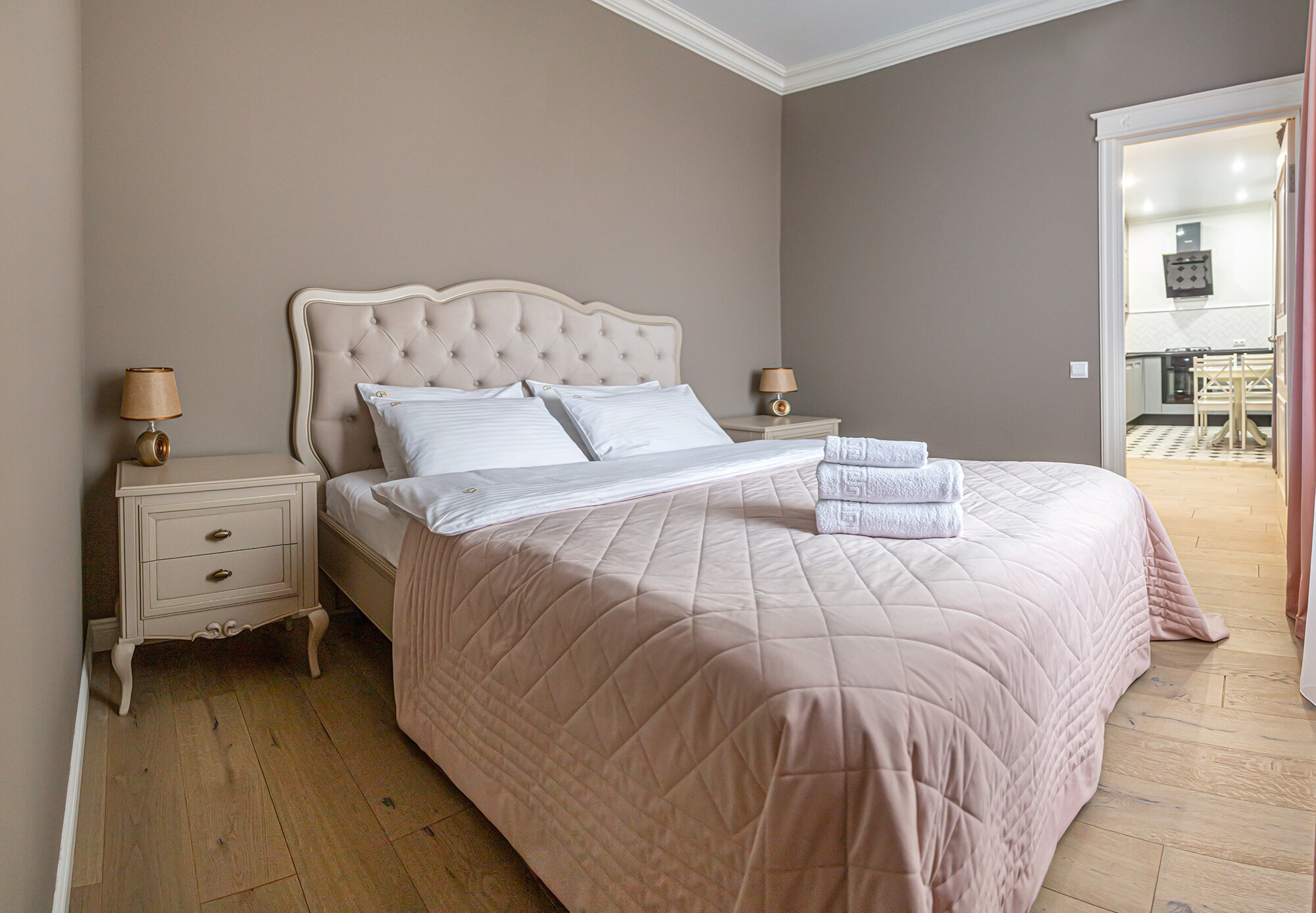 Трехкомнатная квартира на сутки в Минск, пр-т Независимости 42