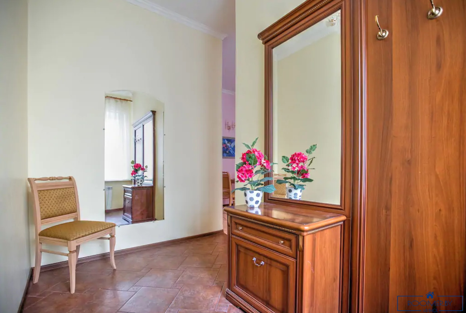 Пятикомнатная квартира на сутки Минск Румянцева прихожая