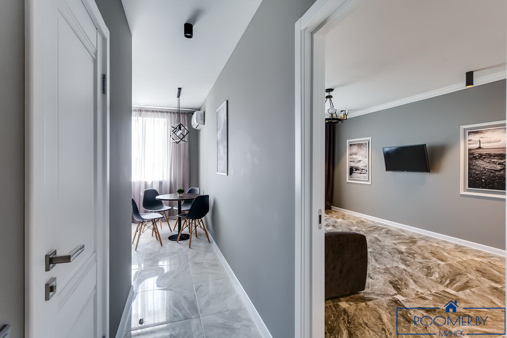 Двухкомнатная квартира на сутки Минске Захарова прихожая