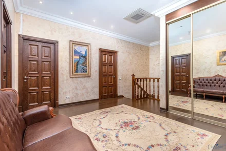 Пятикомнатная квартира на сутки Минск проспект Независимости, 23 коридор